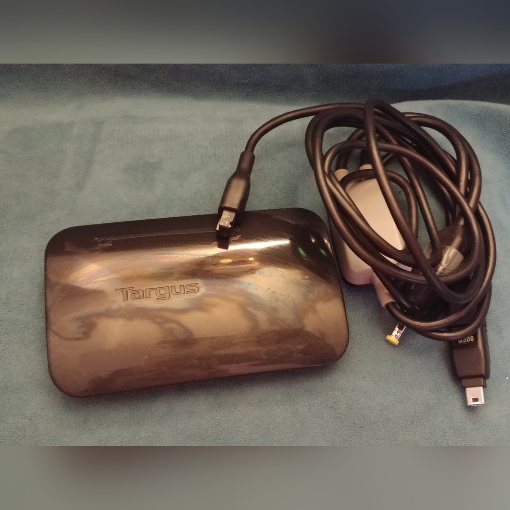 Targus compact laptop charger APA69